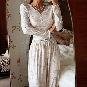 Set loungewear a costine floreale con maglia a maniche lunghe e pantaloni nello specchio