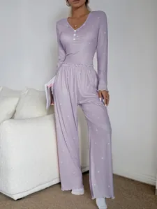 Détail d'un pyjama lavande à motifs de cœurs avec haut boutonné et son pantalon large