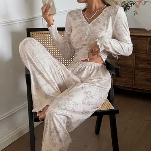 Elegante set pigiama a costine con stampa floreale, maglia a maniche lunghe e pantaloni.