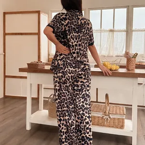 Conjunto de pijama de dos piezas para mujer con estampado de leopardo y encaje decorativo.