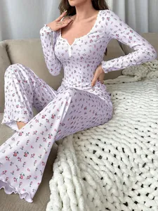 Detalle del conjunto de pijama floral acanalado con cuello en V de encaje para mujer.