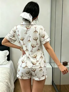 Detaillierte Rückansicht des Damen-Pyjama-Sets mit Kurzarm und schickem Cocktail-Print