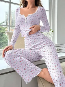 Vista detallada de conjunto de pijama floral acanalado con ribete de encaje y ondas.