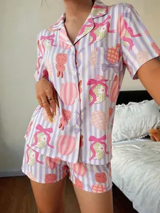 Nahaufnahme einer Frau in einem gestreiften Pyjama-Set mit süßen Hasen- und Ei-Prints