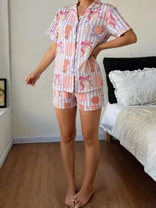 Ganzkörperaufnahme eines weichen lilafarbenen gestreiften Damen-Pyjamas mit süßen Hasen-Prints.