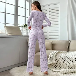 Elegante pijama de flores de manga larga para mujer, vista trasera en un hogar acogedor