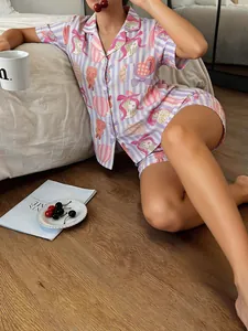 Detailaufnahme eines lila gestreiften Pyjama-Sets mit süßen rosa Hasen- und Schleifenmustern