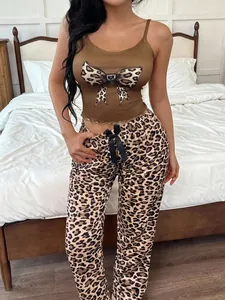 Détails de l'ensemble pyjama léopard pour femme avec noeud sur le débardeur et pantalon.