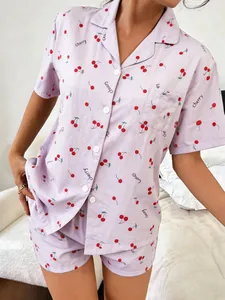 Detailansicht eines lila Pyjama-Sets mit Kirschprint, Kurzarmhemd und kleinen Taschen