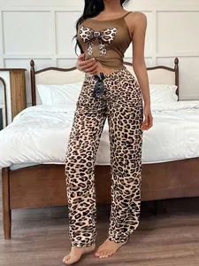 Ensemble de pyjama 2 pièces léopard pour femme avec haut caraco et pantalon long assorti