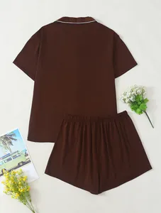 Λεπτομέρεια του γυναικείου καφέ σετ loungewear με πουκάμισο με πέτο και ασορτί σορτς