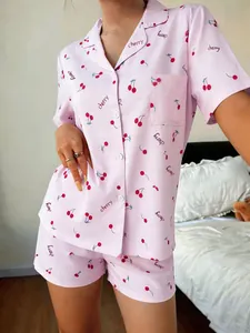 Detailansicht des rosa Damen-Schlafanzugs mit Kirschdruck und Button-up-Shirt