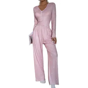 Set pigiama rosa due pezzi con top a scollo a V e pantaloni larghi con motivo a cuore