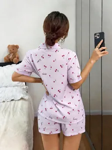 Rückansicht eines fliederfarbenen Damen-Pyjama-Sets mit feinem Kirschprint-Design