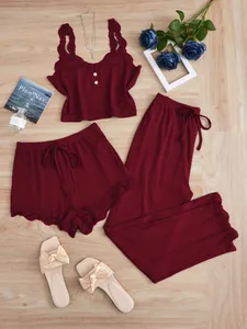 Vue détaillée d'un ensemble de pyjama 3 pièces bordeaux avec bordure en dentelle chic