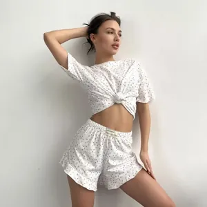 Tweedelige loungewear set met bloemenprint, top met ronde hals en shorts met ruffles