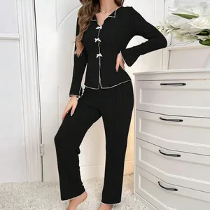 Elegantes schwarzes geripptes Schlafanzug-Set für Damen mit weißen Paspeln und Schleifendetails