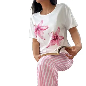 Γυναικείο σετ πυτζάμας με τοπ με λουλούδια και ριγέ παντελόνι