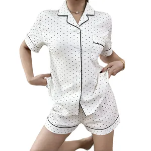 Elegantes weißes Polka-Dot-Pyjama-Set mit kurzärmeligem Hemd und passenden kurzen Hosen