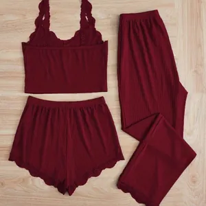 Ensemble de détente 3 pièces bordeaux avec débardeur en dentelle, short et pantalon.