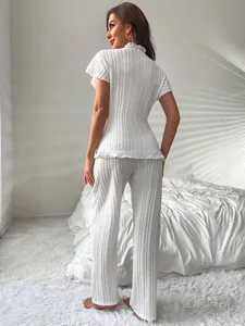 Elegante completo lounge in maglia bianca con top a maniche corte e pantaloni lunghi