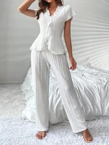 Vista dettagliata del set loungewear in maglia bianca testurizzata con bordi a volant