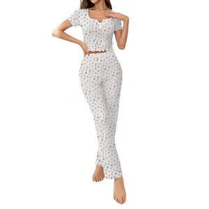Tweedelige damespyjamaset met bloemenprint, top met korte mouwen en V-hals en lange broek