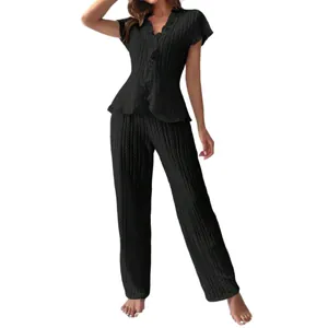 Set da casa in maglia nera da donna con cardigan a maniche corte e pantaloni lunghi.
