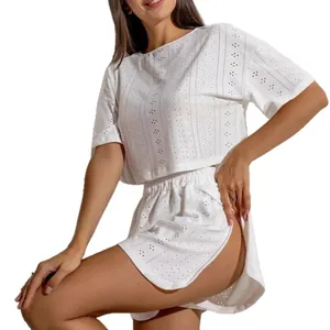 Damen Schlafanzug-Set in Weiß mit Lochmuster, Kurzarm-Top und sexy Shorts mit Schlitz