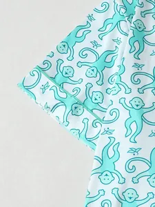 Detailaufnahme des Stoffes mit Cartoon-Affen-Print für Damen-Schlafanzüge und Homewear