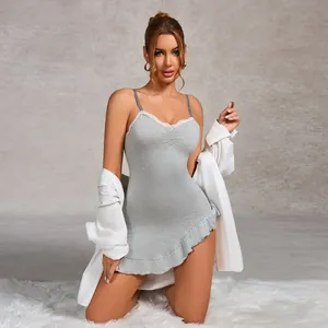 Camicia da notte grigia sexy con pizzo e orlo a balze asimmetrico per donne.