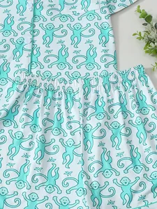 Detailaufnahme eines Damen-Pyjama-Sets mit grünem Affenprint und bequemen Gummibund-Shorts.