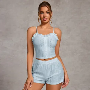 Hellblaues zweiteiliges Pyjama-Set für Damen mit Rüschen-Camisole und Eyelet-Shorts