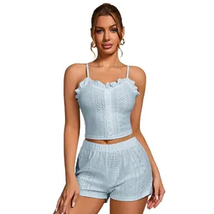 Zweiteiliges hellblaues Pyjama-Set mit Rüschen-Oberteil und Shorts mit Lochmuster