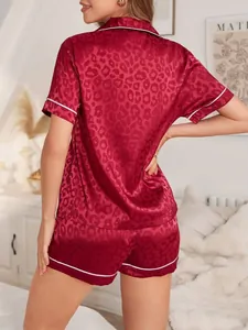 Rückenansicht des Satin-Pyjamas mit Leopardenmuster und eleganten weißen Paspeln.