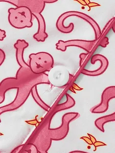 Detailansicht des Pyjamas mit Affen-Print zeigt Stoffstruktur und die Knopfleiste