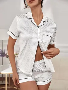 Detaillierte Ansicht des weißen Damen-Schlafanzug-Sets mit Leopardenmuster und Shorts.