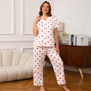 Dames pyjamaset grote maat met hartjesprint, top met korte mouwen en lange broek.