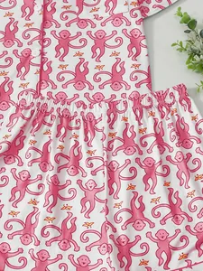 Detailansicht des Damen-Schlafanzugs mit Affen-Print, Oberteil zum Knöpfen und elastischer Hose