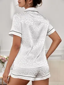 Rückansicht eines weißen Satin-Pyjama-Sets für Damen mit Leopardenmuster und Paspelierung