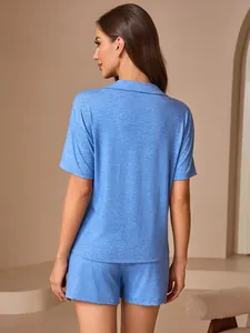 Vue arrière d'un pyjama bleu chiné pour femme avec haut à manches courtes et short