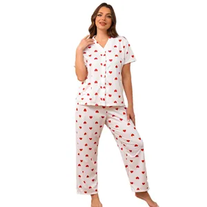 Plus size dames pyjamaset met rode hartjesprint, shirt met korte mouwen en lange broek