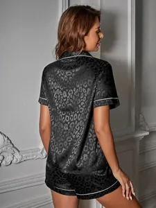 Rückansicht von einem schwarzen Damen-Satin-Pyjama mit Leopardenmuster und Stoffdetails