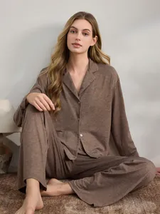 Bequemes braunes zweiteiliges Damen-Schlafanzugset aus Strick mit Knopfleiste und Hose