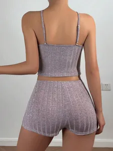 Vista dettagliata del retro del set loungewear a due pezzi in maglia a coste viola con shorts
