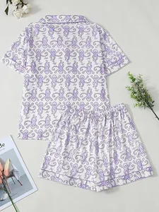 Detailansicht des lila Pyjama-Sets mit Affenprint für Damen mit kurzen Ärmeln und Shorts
