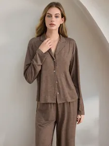 Elegantes braunes langärmeliges Schlafanzug-Set für Damen aus weichem Loungestoff