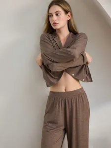 Bequemes braunes Langarm-Pyjama-Set mit einem Oberteil zum Knöpfen und lockerer Hose