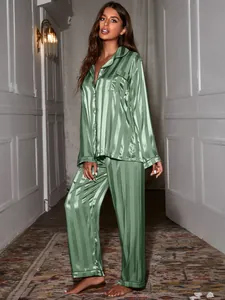 Vue de côté du pyjama en satin rayé vert olive pour femme montrant la texture et la coupe