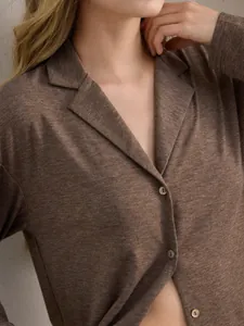 Detail des weichen braunen Damen-Schlafanzugoberteils mit stilvollem Reverskragen.